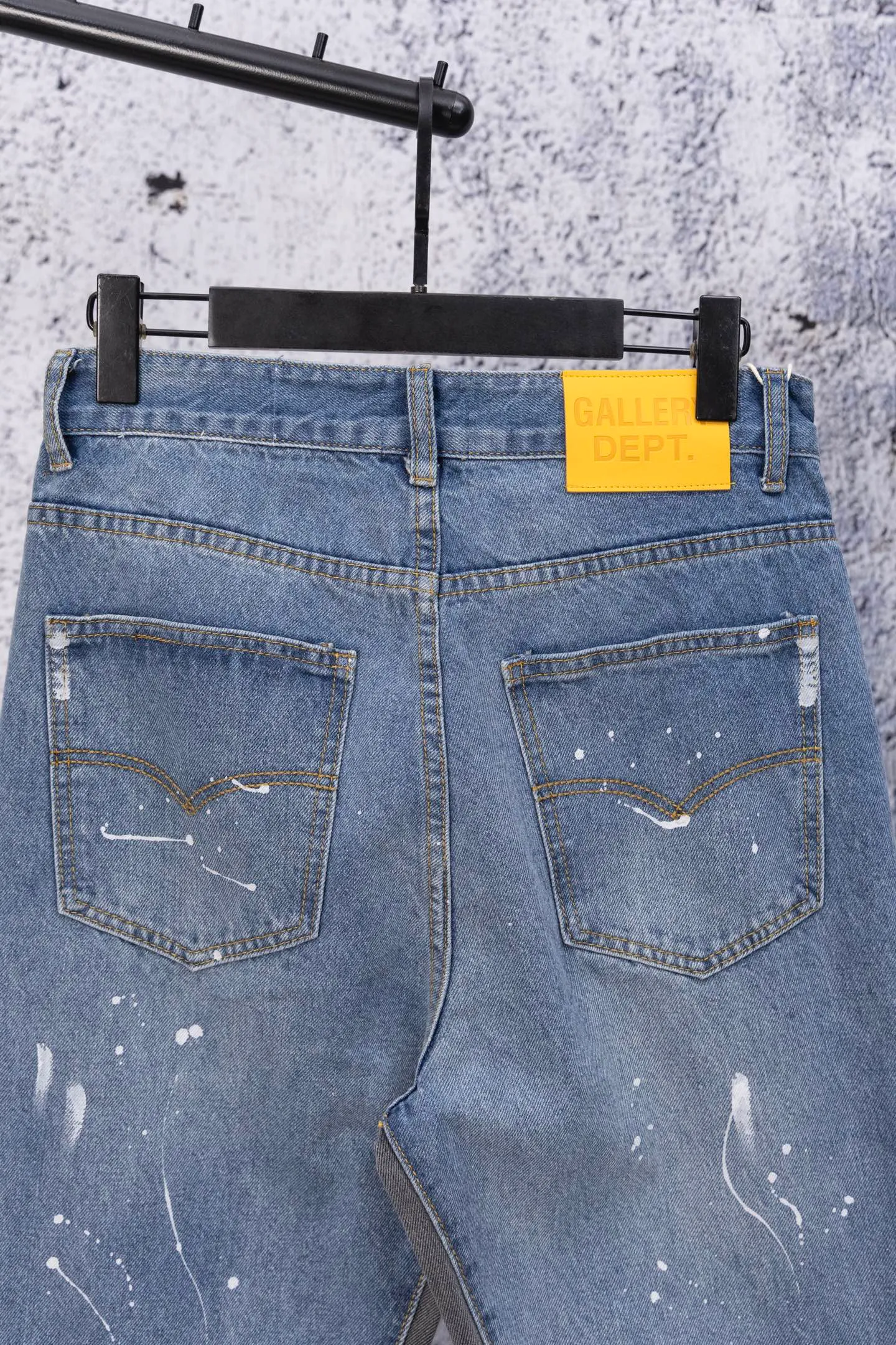 💰270 GALLERY DEPT.25ss new style splash-ink jeans, boot-cut trousers, denim + splash-ink, full of artistic sense! The trouser legs are spliced ​​with denim, creating a layered look, and the words "GALLERY DEPT." are super recognizable✨. High-density denim, wear-resistant and comfortable, perfect for daily wear or street style. Inspired by the classic elements of Helmut Lang, splashing ink is full of three-dimensionality. Pair it with simple tops or HL items to easily get a sense of avant-garde fashion! Gallery Dept. targets the global fashion pioneer group aged 18-35 and positions itself as a "high street art trendy brand". Cultural symbol output: Through endorsements from stars such as Virgil Abloh, Jennie, and Justin Bieber, the brand’s benchmark status in the hip-hop and fashion circles is strengthened. Size: 28-34 Color: Gray Blue